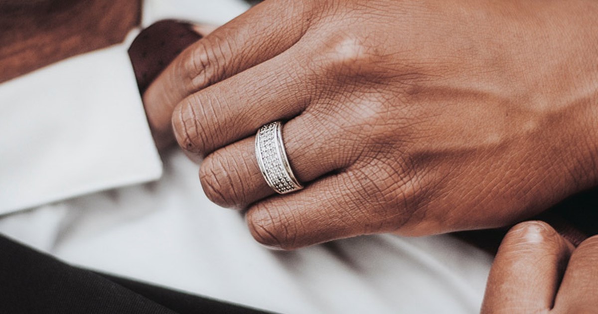 Elegant Craftsmanship of Gunmetal Wedding Bands for Men
